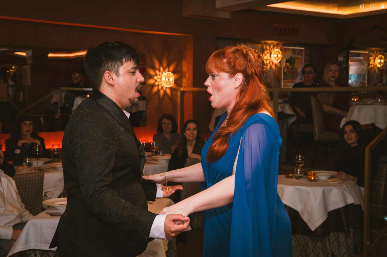 Dos intérpretes de Una Cena Cantada en el restaurante El Café de la Ópera